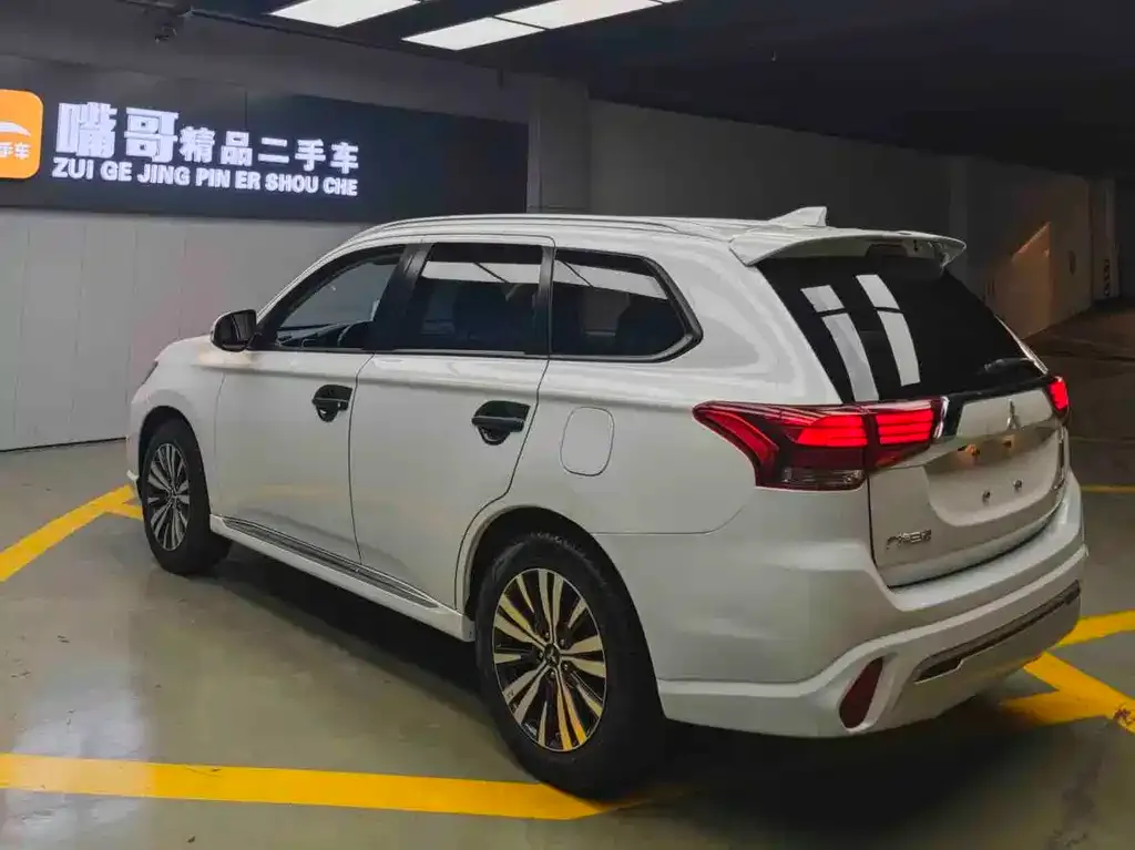 Mitsubishi Outlander — фото 9