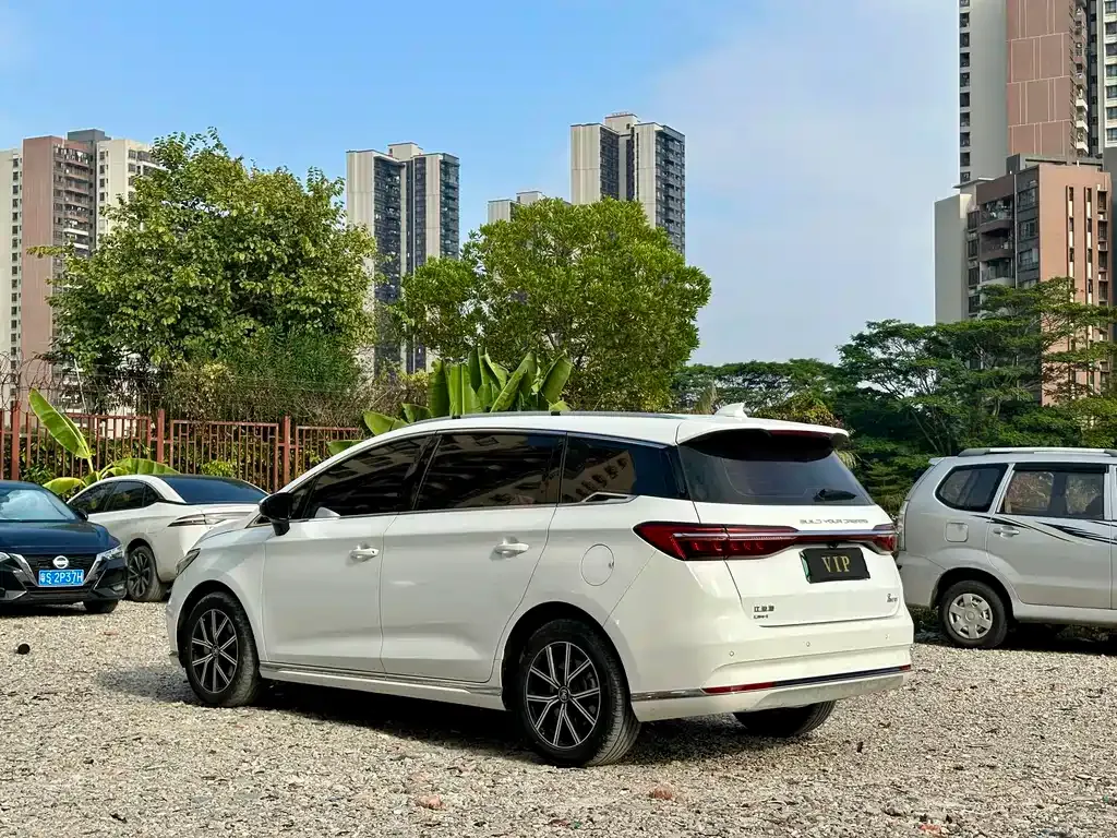 BYD MAX New Energy — фото 7