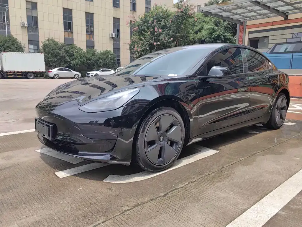 Tesla Model 3 — фото 1