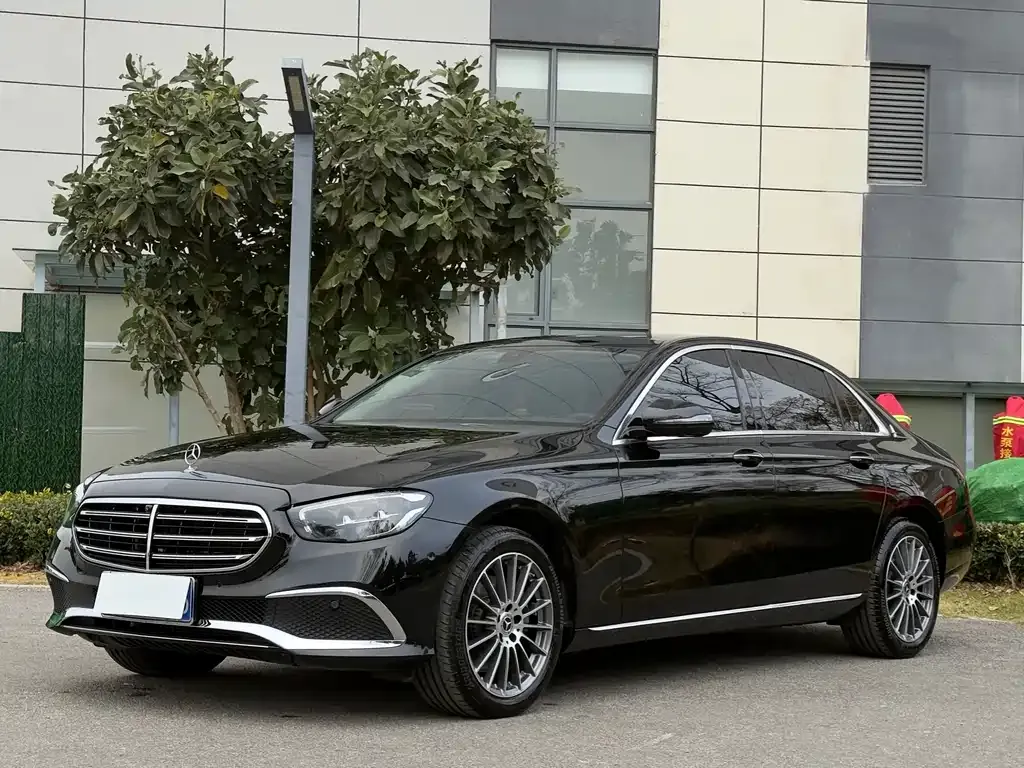 Mercedes-Benz E-Class — фото 1