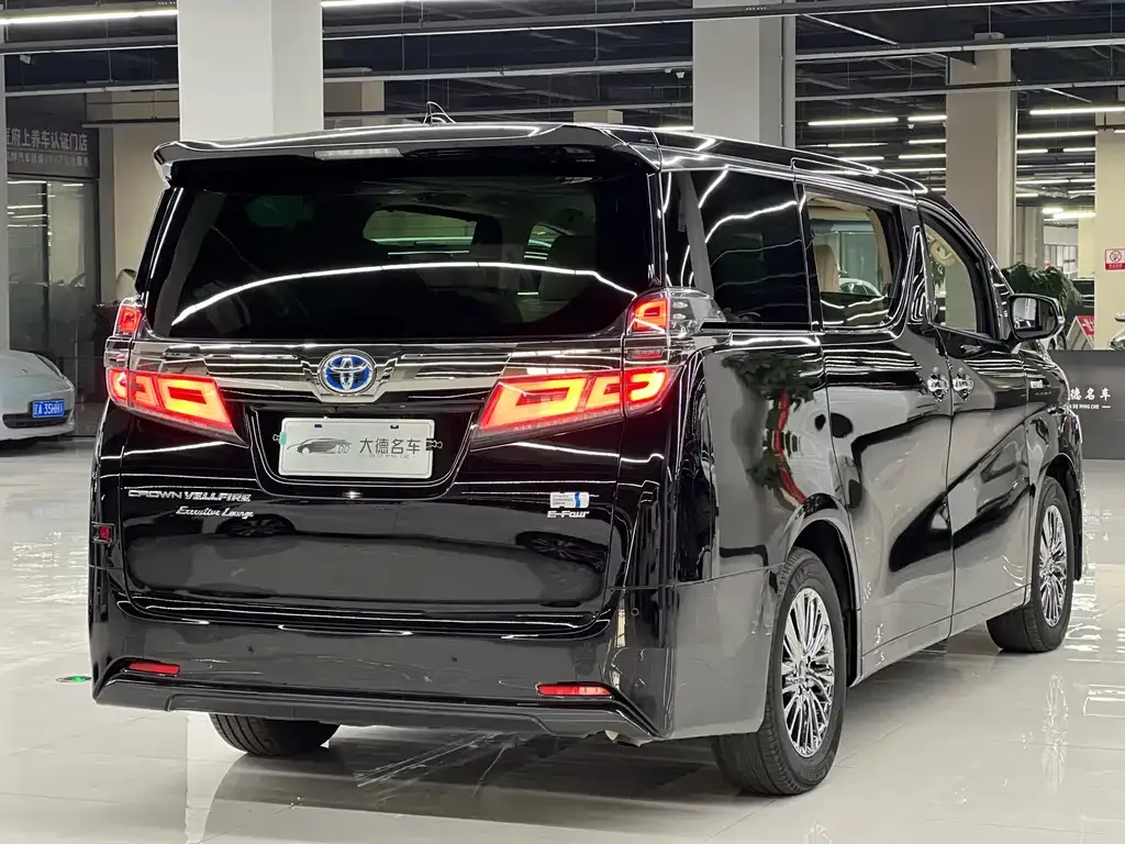 Toyota Vellfire — фото 2