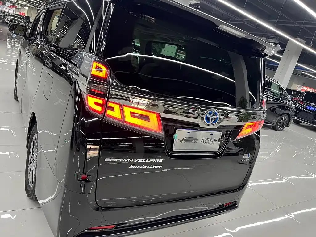Toyota Vellfire — фото 10