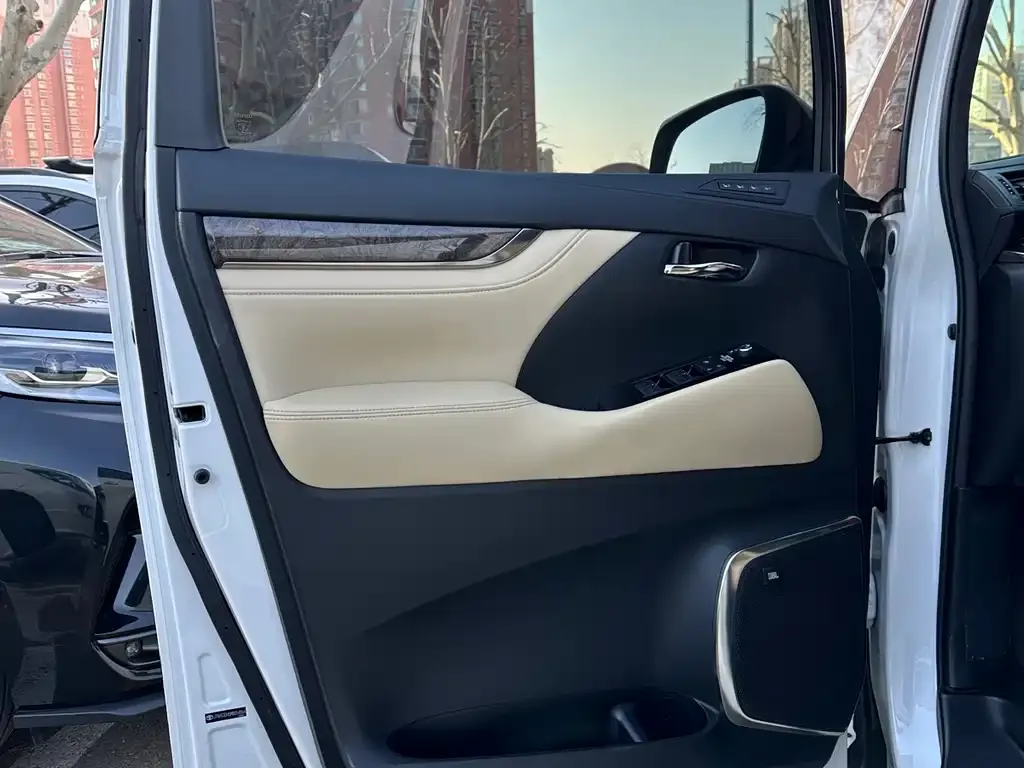 Toyota Vellfire — фото 4