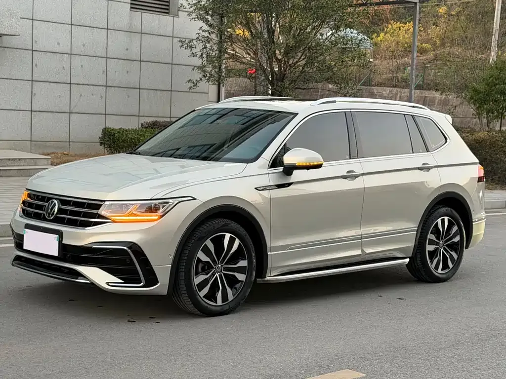 Volkswagen Tiguan L — фото 1