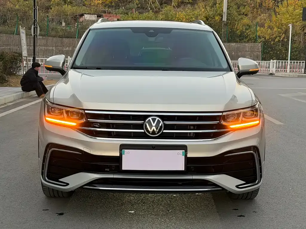 Volkswagen Tiguan L — фото 2