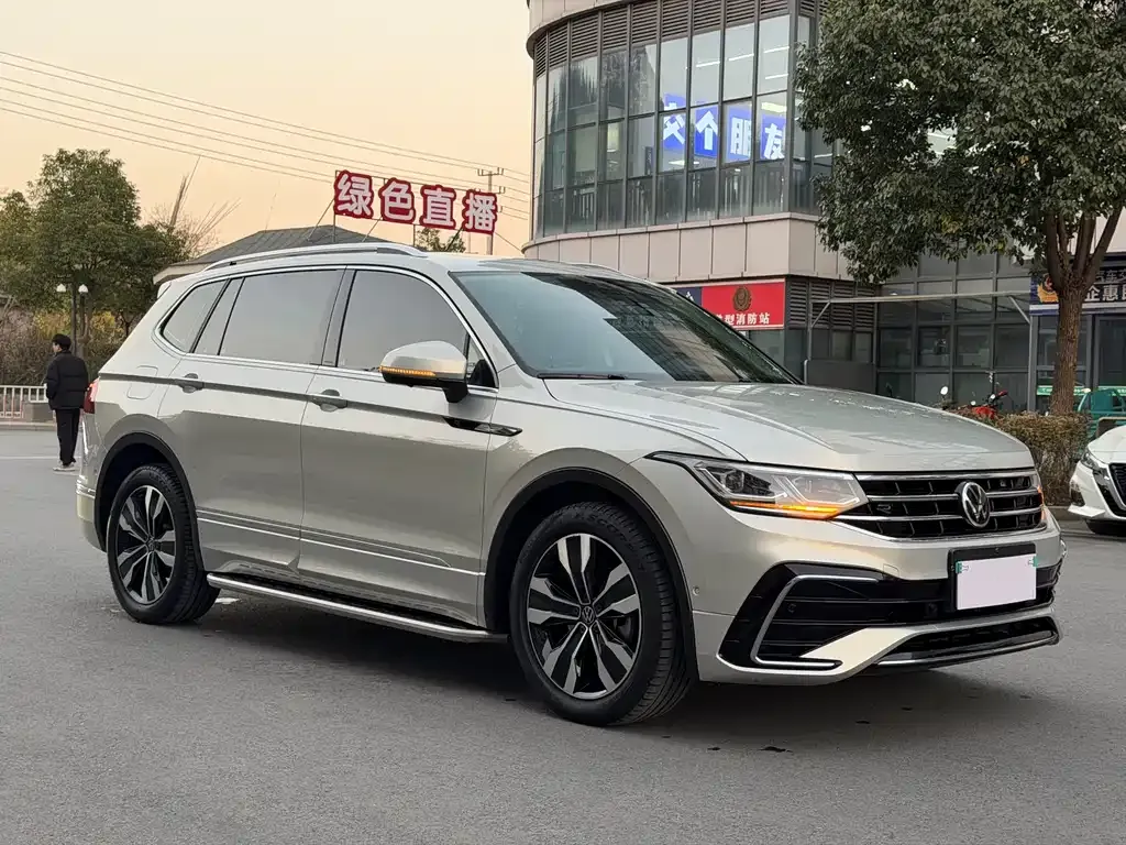 Volkswagen Tiguan L — фото 3