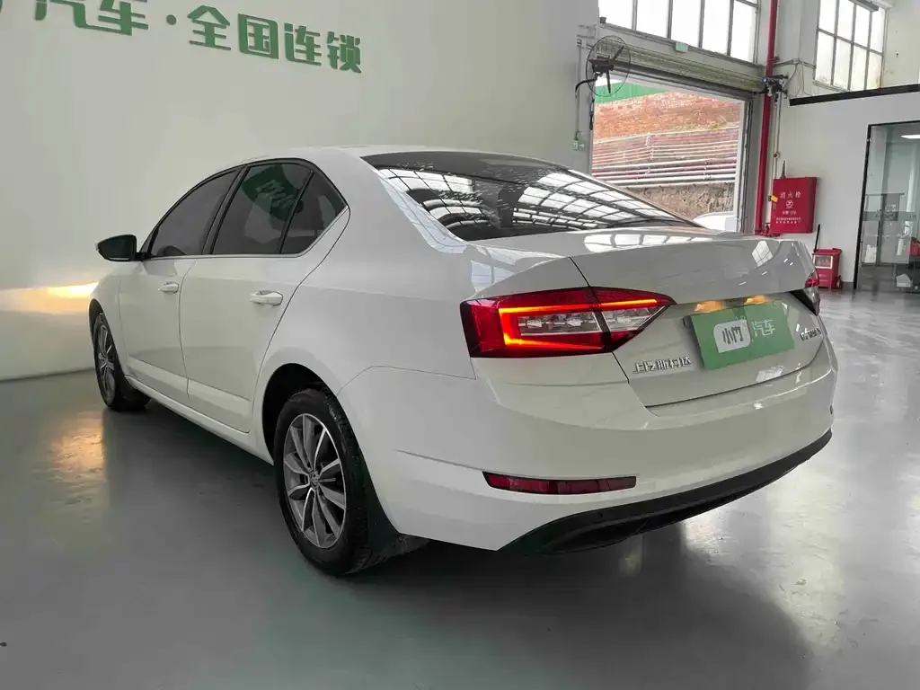 Skoda Octavia — фото 2