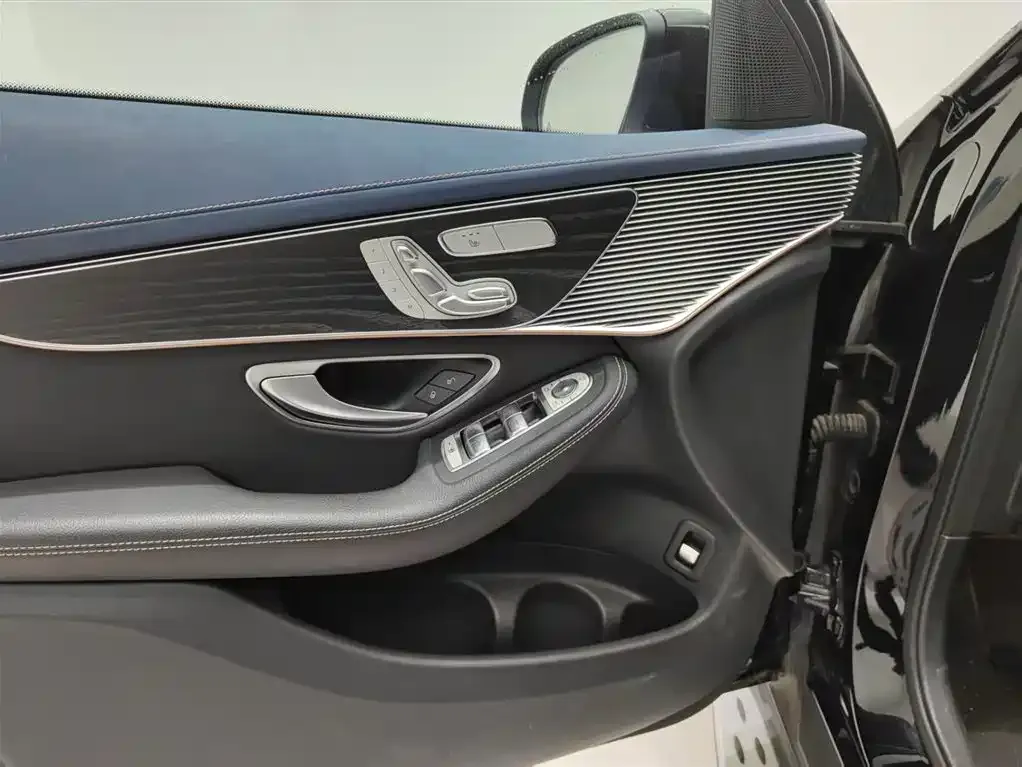Mercedes-Benz EQC — фото 10
