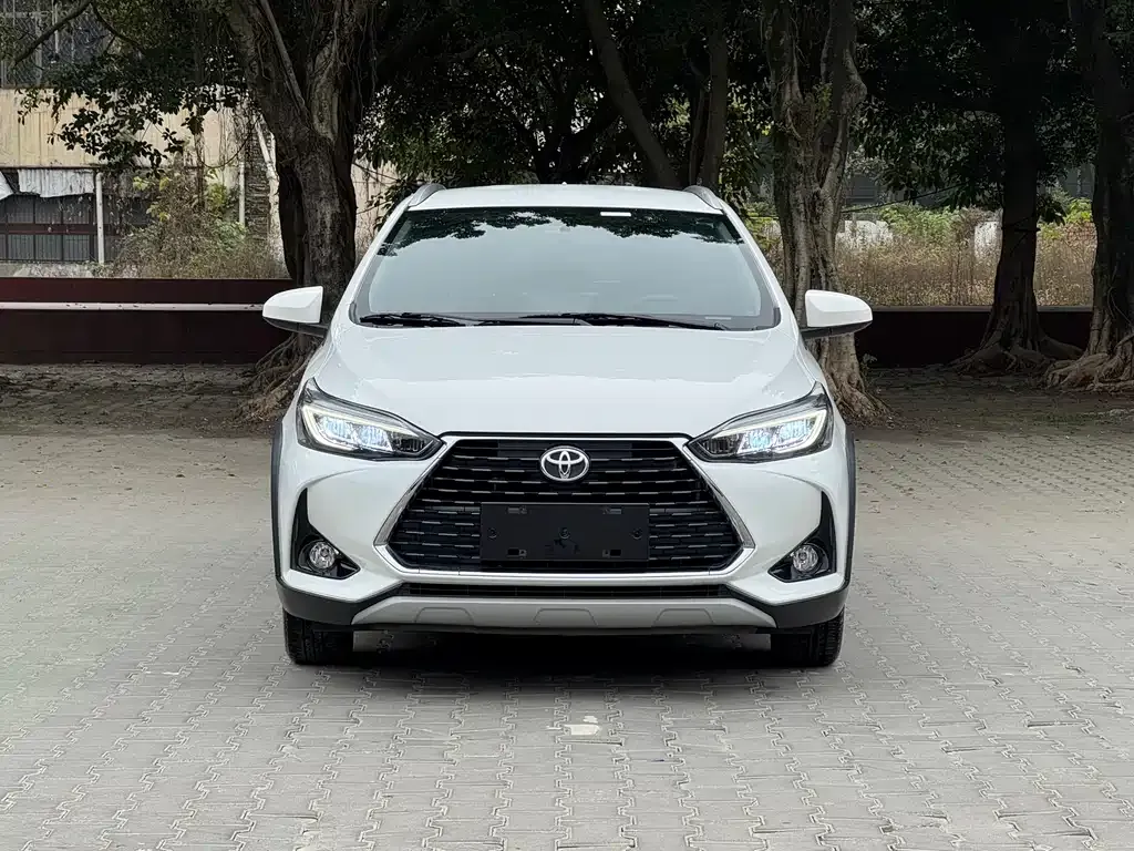 Toyota Yaris L — фото 1