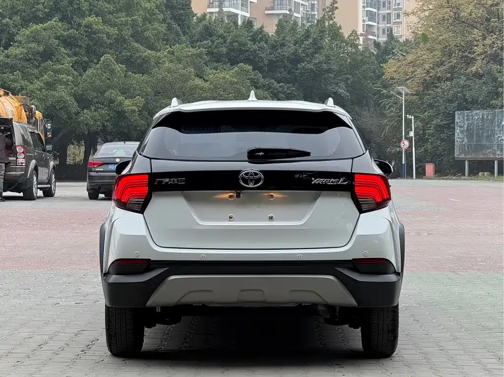 Toyota Yaris L — фото 5
