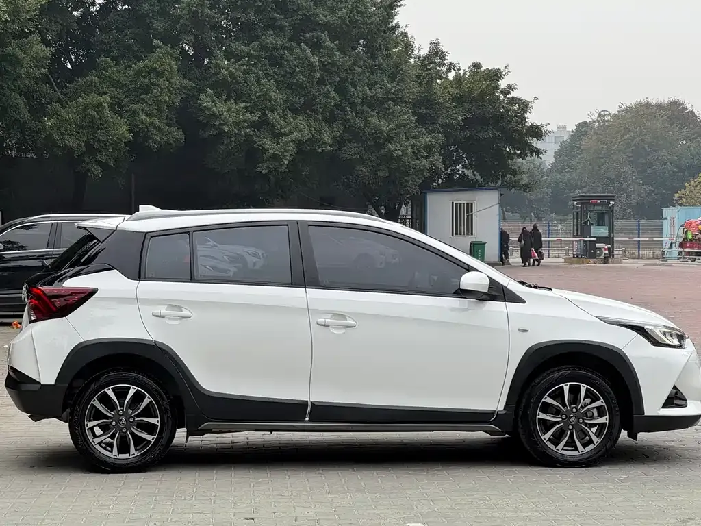 Toyota Yaris L — фото 7