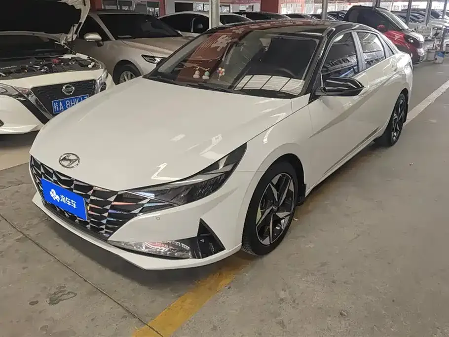 Hyundai Elantra — фото 1