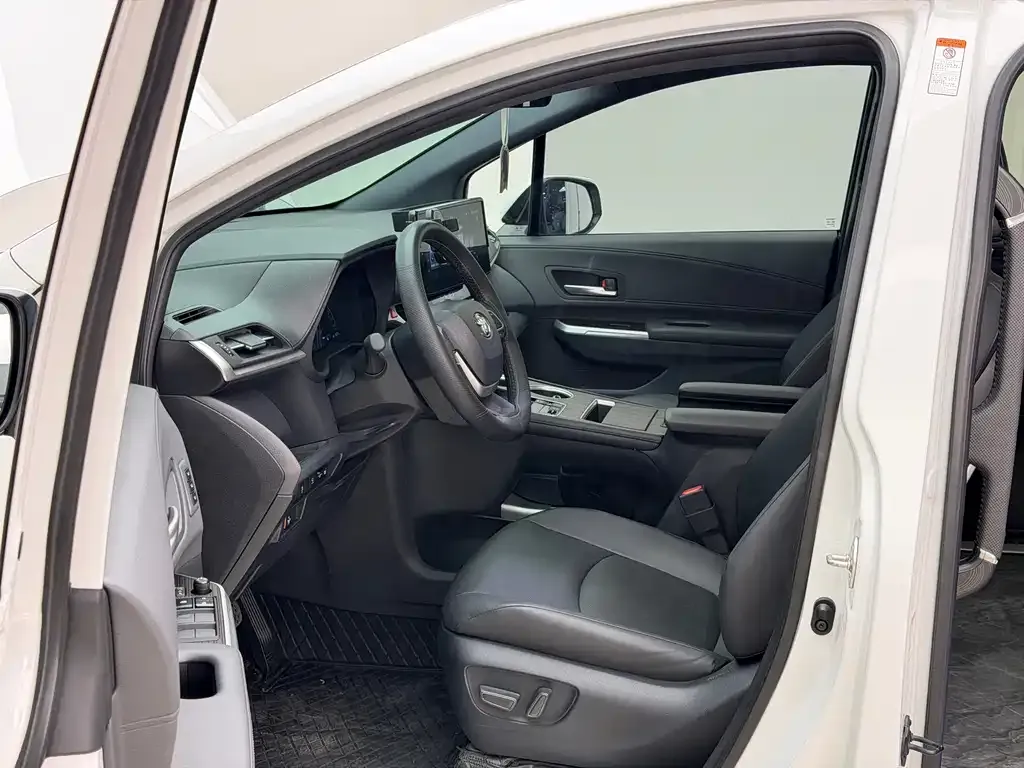 Toyota Granvia — фото 10