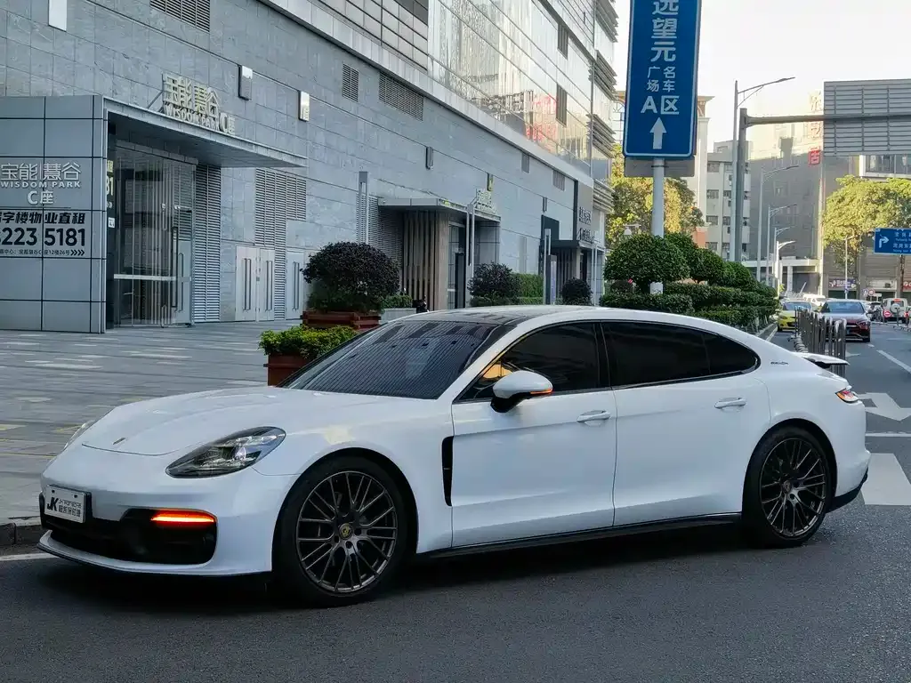 Porsche Panamera — фото 1