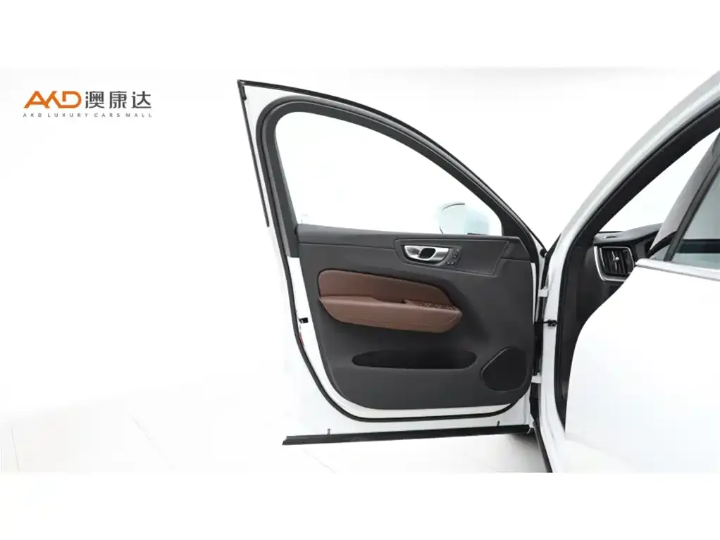 Volvo XC60 — фото 10