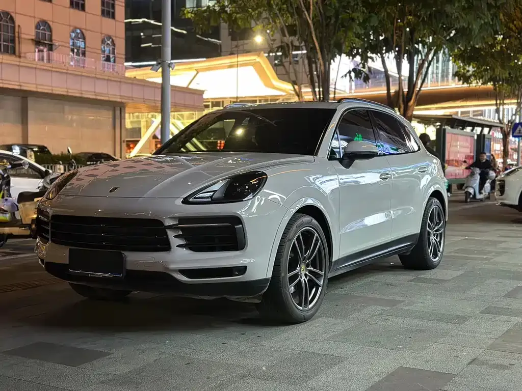 Porsche Cayenne — фото 1