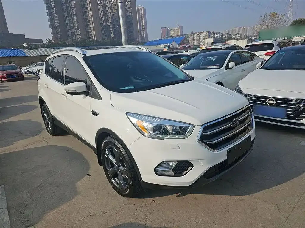 Ford Kuga — фото 10