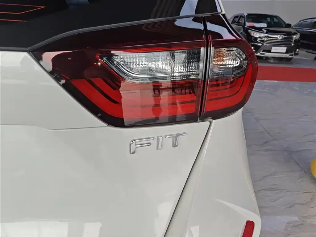 Honda Fit — фото 8