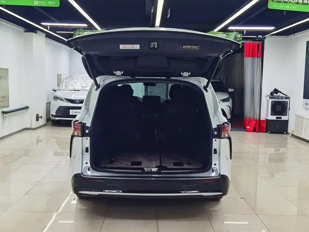 Toyota Sienna — фото 2