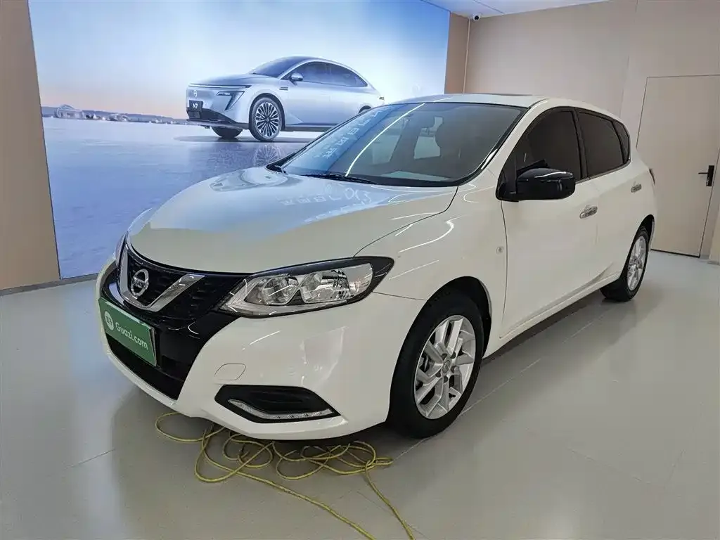 Nissan Tiida — фото 1