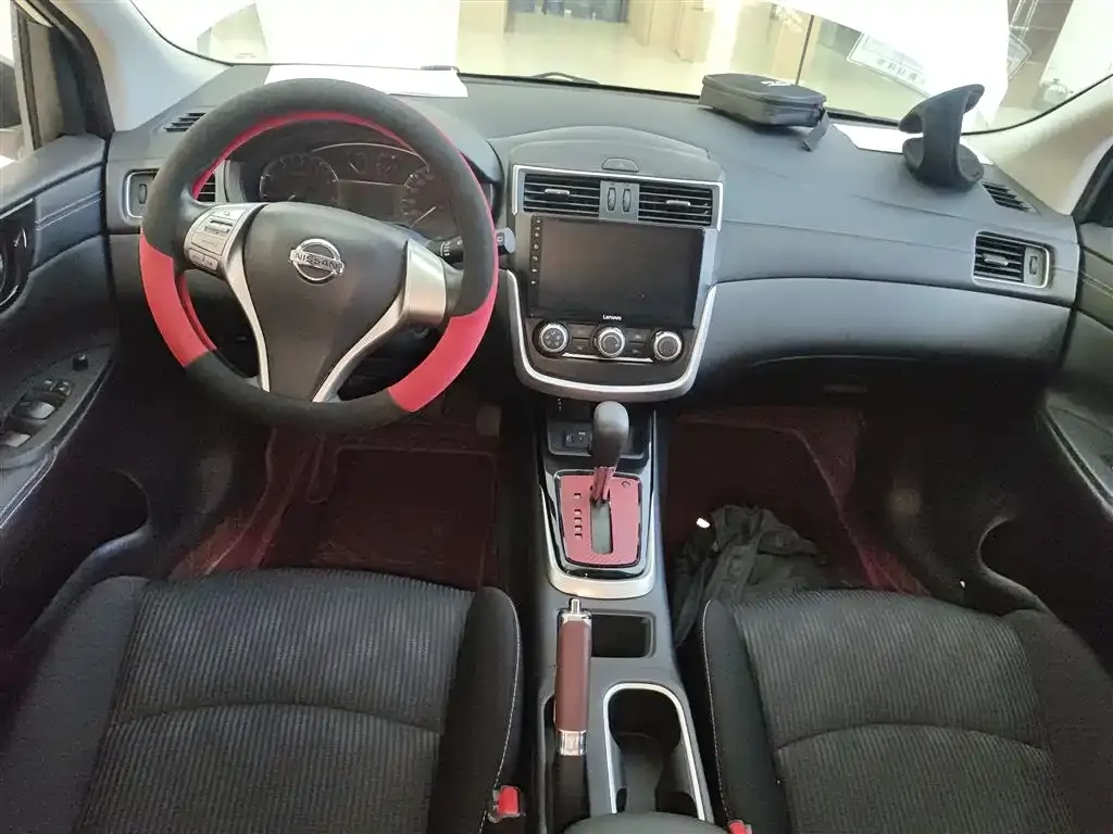 Nissan Tiida — фото 4