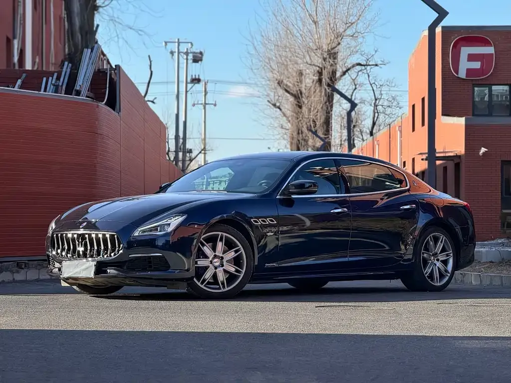 Maserati Quattroporte — фото 1