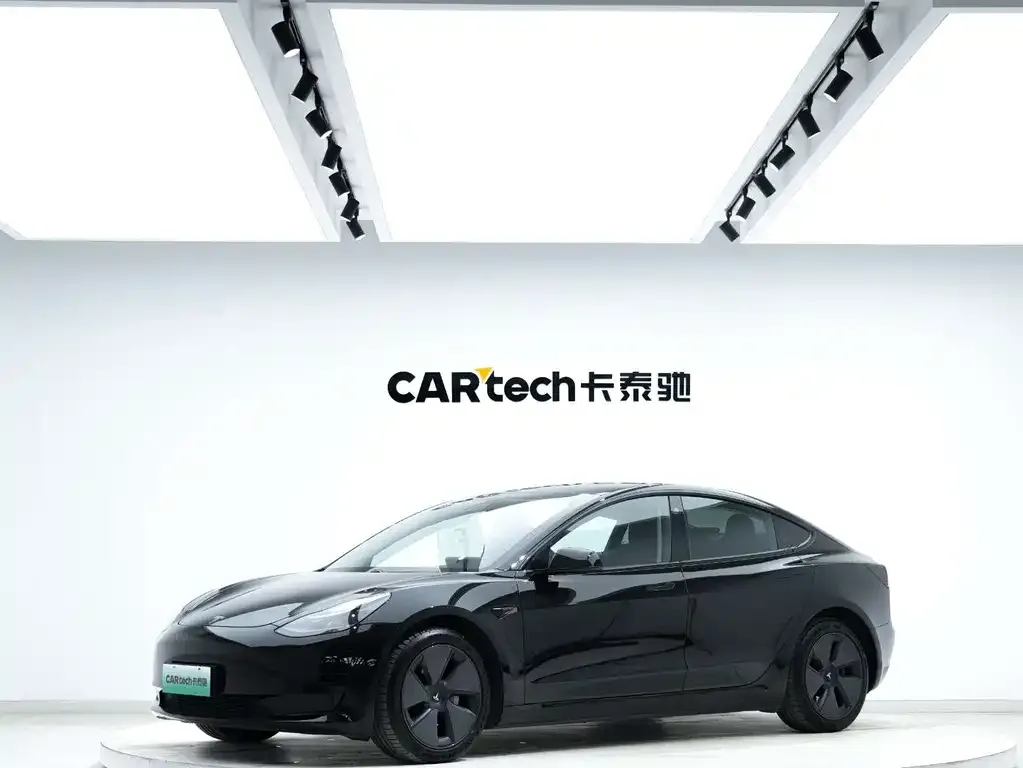 Tesla Model 3 — фото 1