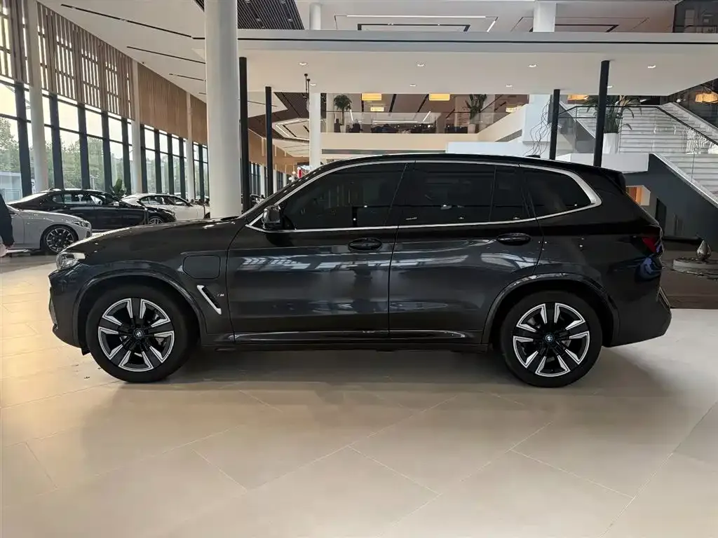 BMW iX3 — фото 3