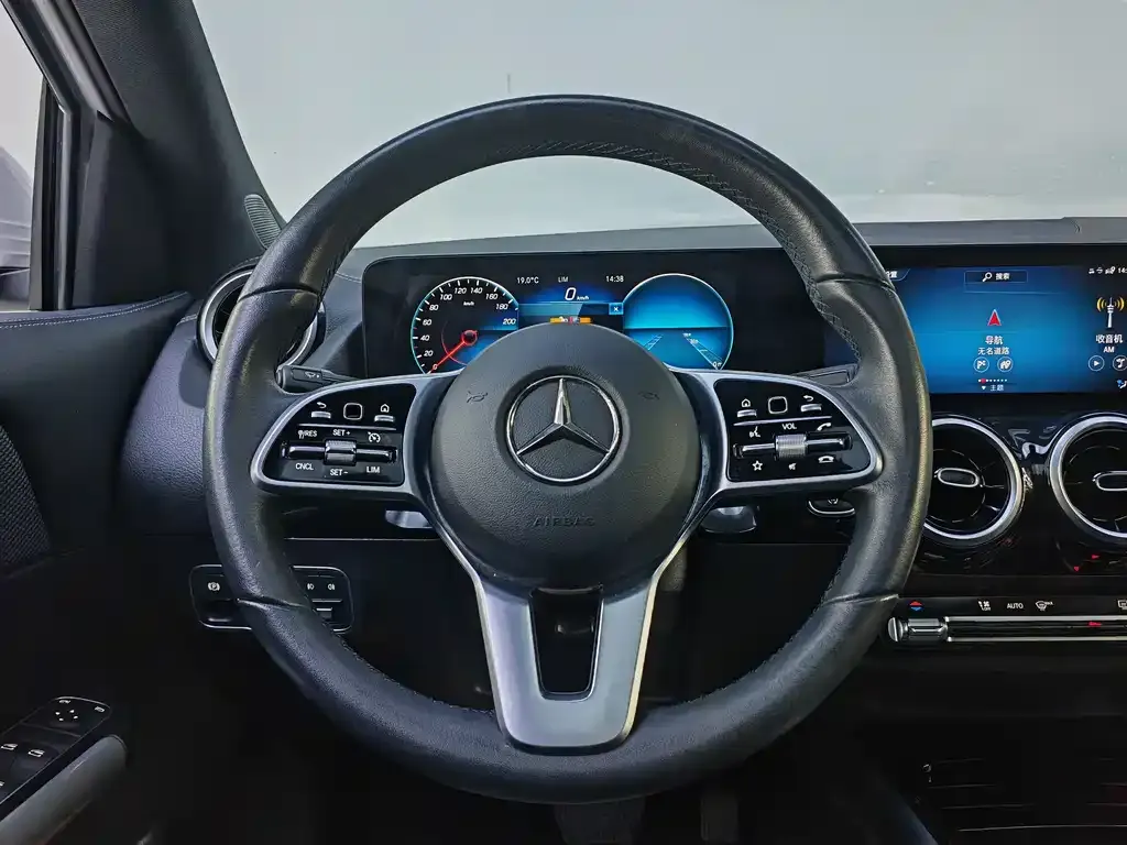 Mercedes-Benz GLA — фото 10