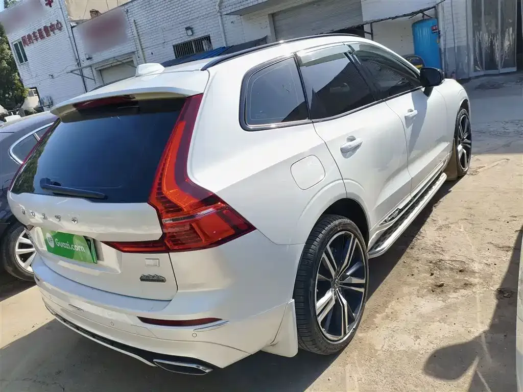 Volvo XC60 PHEV — фото 7