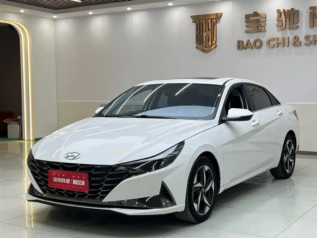 Hyundai Elantra — фото 1