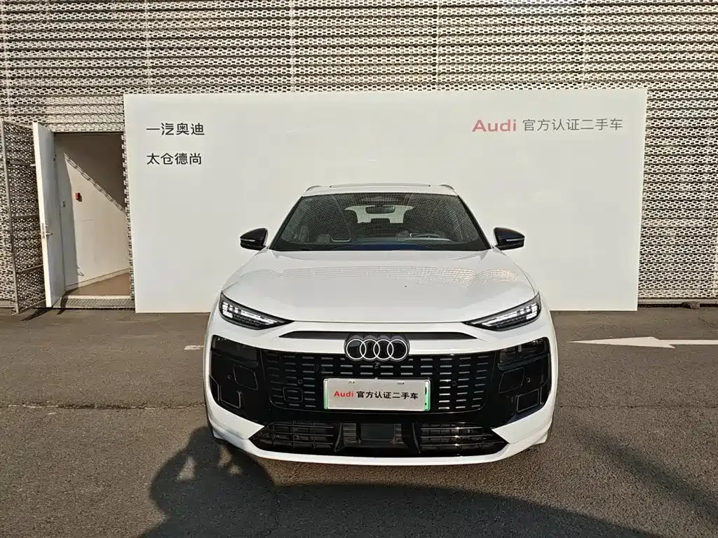 Audi Q6L e-tron — фото 1
