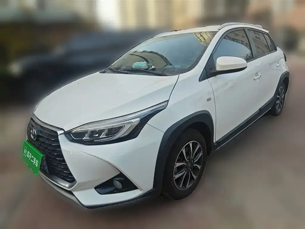 Toyota Yaris L — фото 1