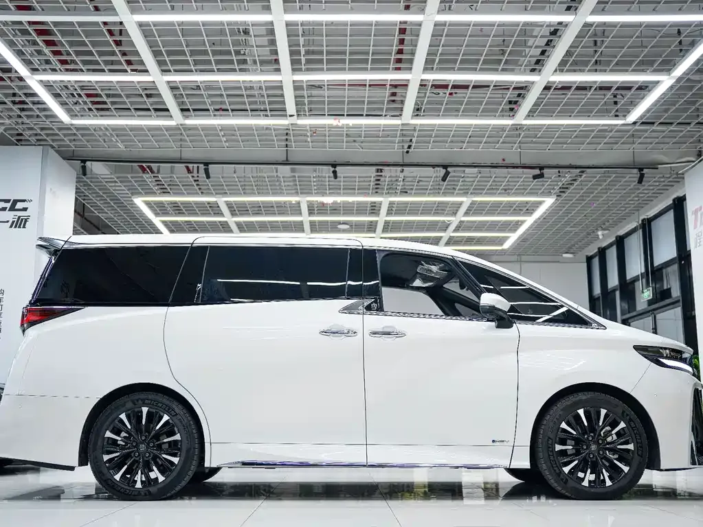 Toyota Vellfire — фото 7