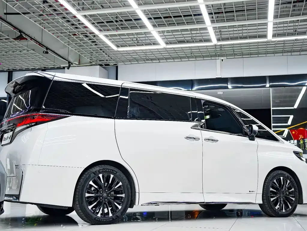 Toyota Vellfire — фото 10