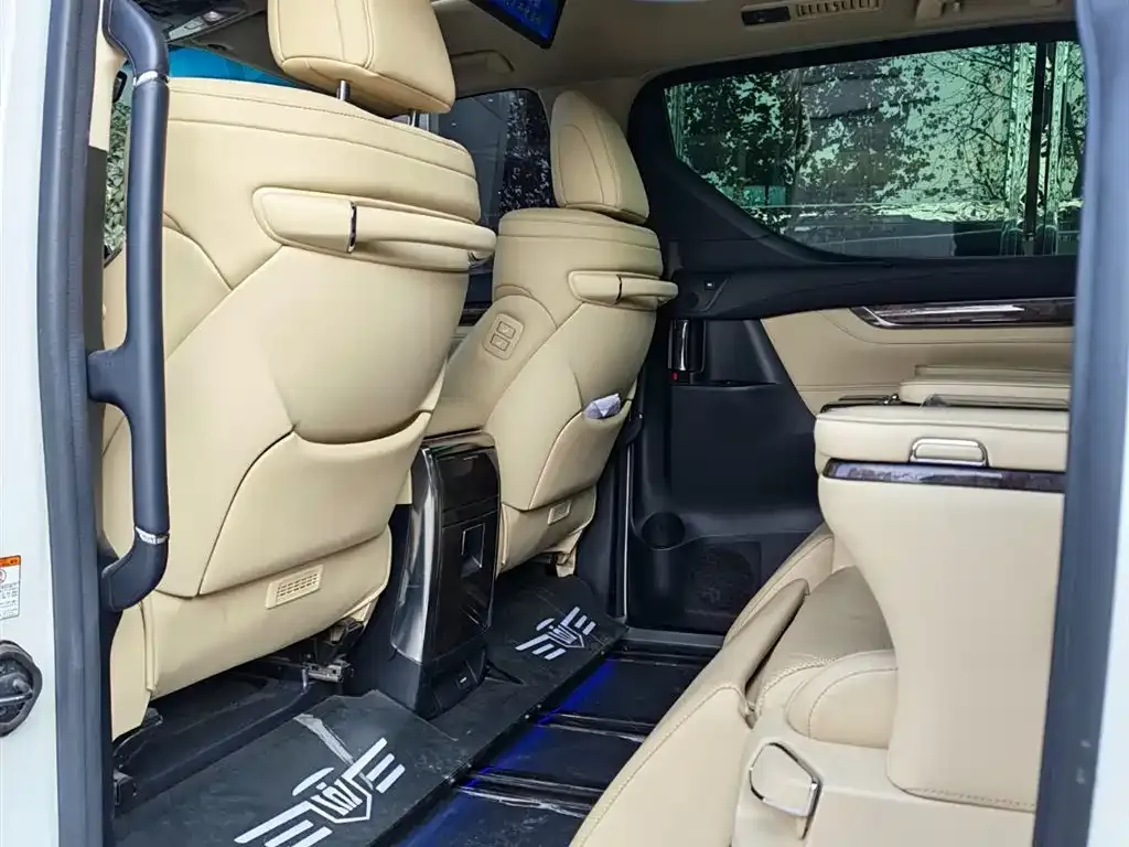 Toyota Vellfire — фото 2
