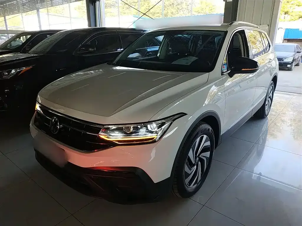 Volkswagen Tiguan L — фото 1