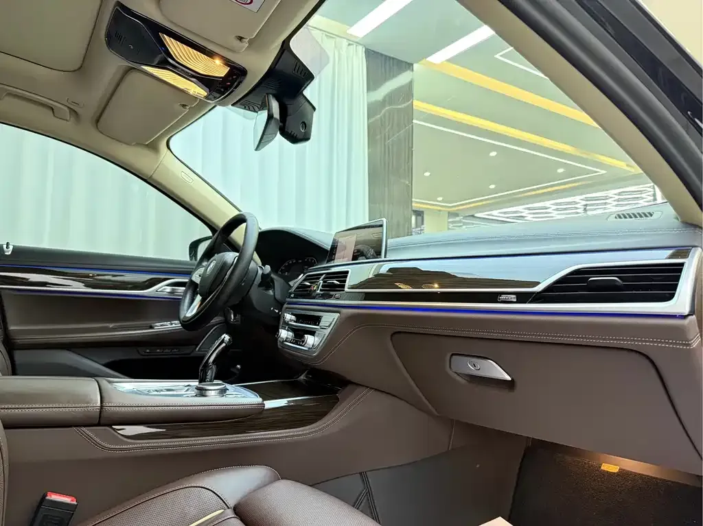 BMW 7 Series — фото 10