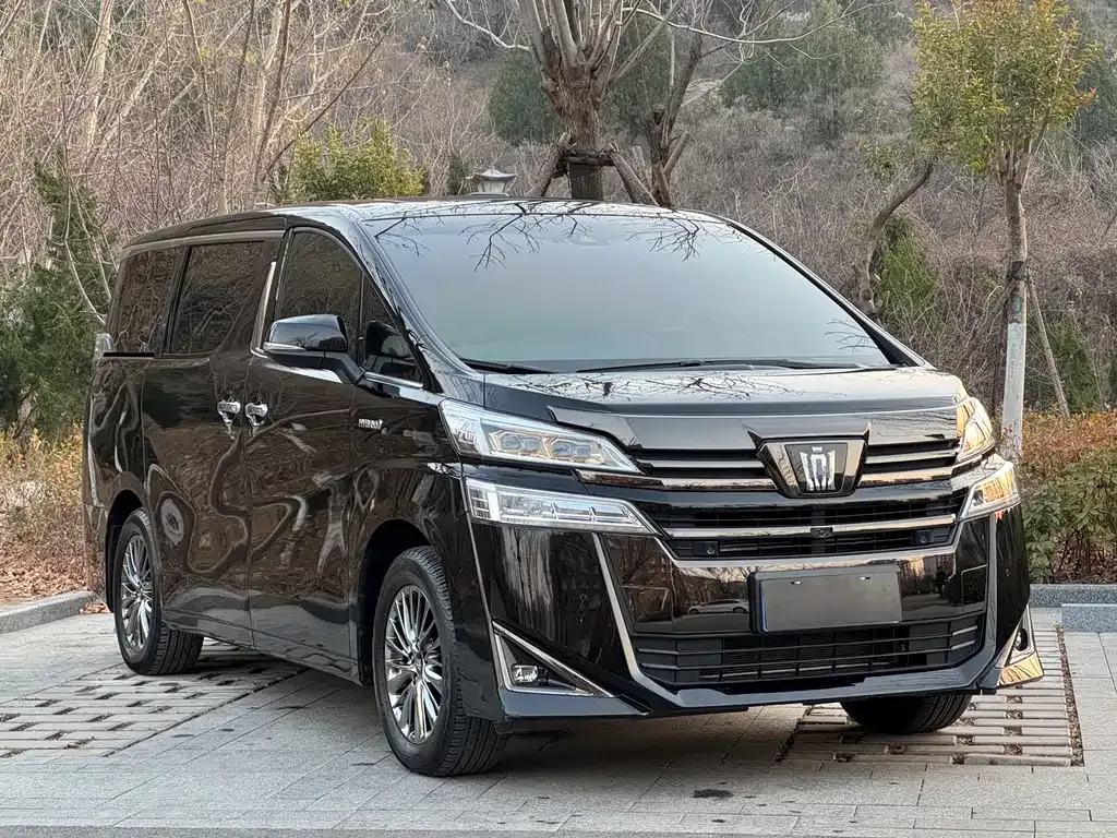 Toyota Vellfire — фото 1