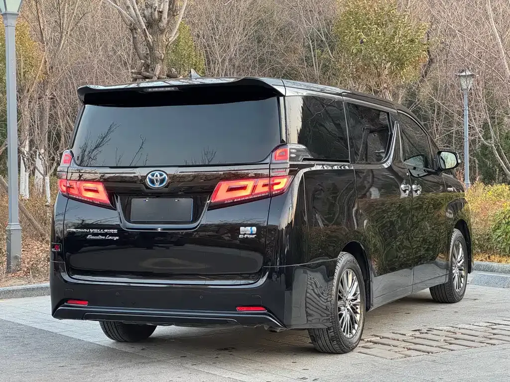 Toyota Vellfire — фото 2