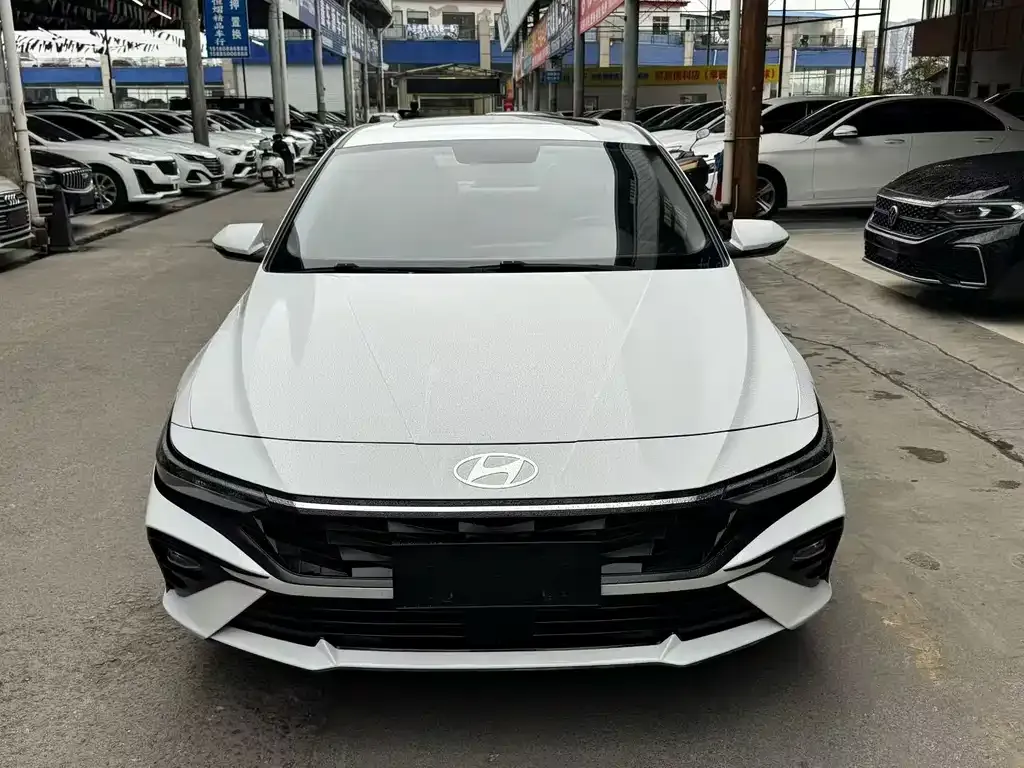 Hyundai Elantra — фото 1