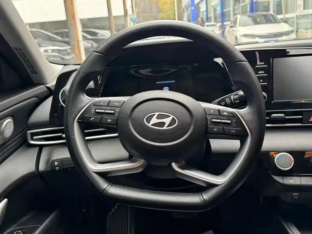 Hyundai Elantra — фото 8