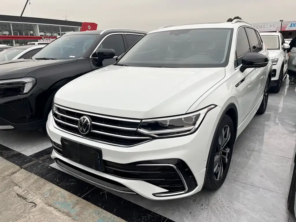 Volkswagen Tiguan L — фото 1