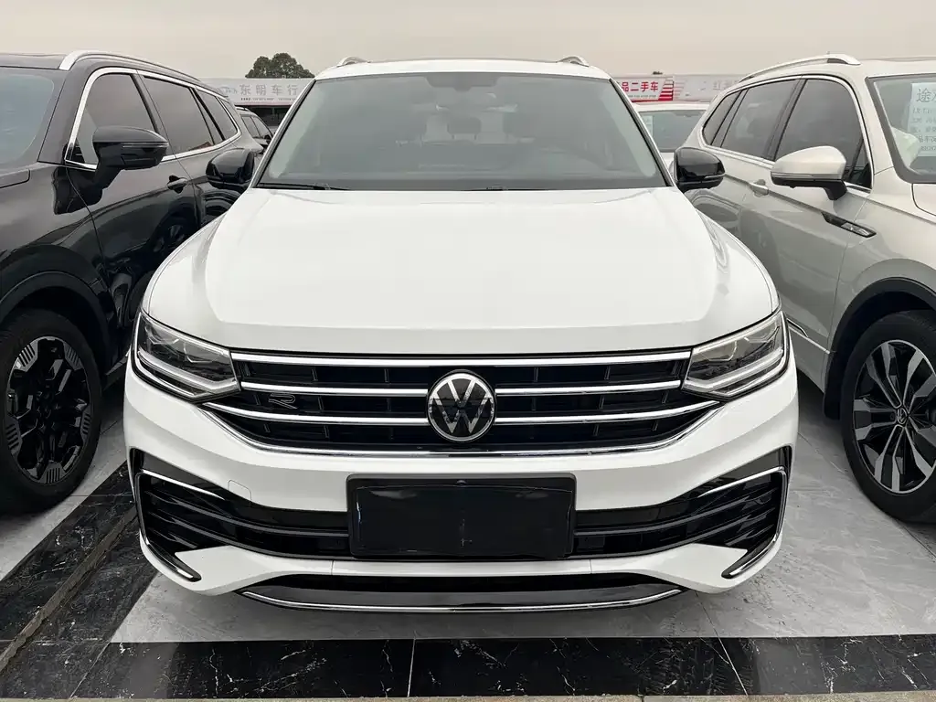 Volkswagen Tiguan L — фото 9