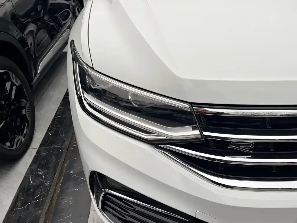 Volkswagen Tiguan L — фото 10