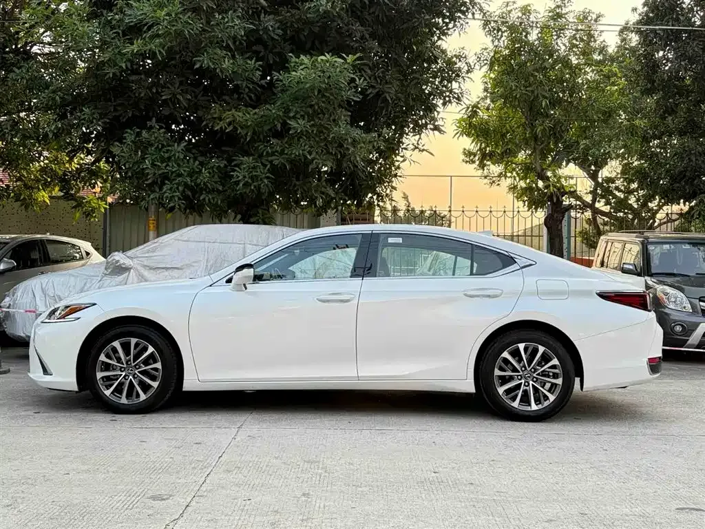 Lexus ES — фото 10