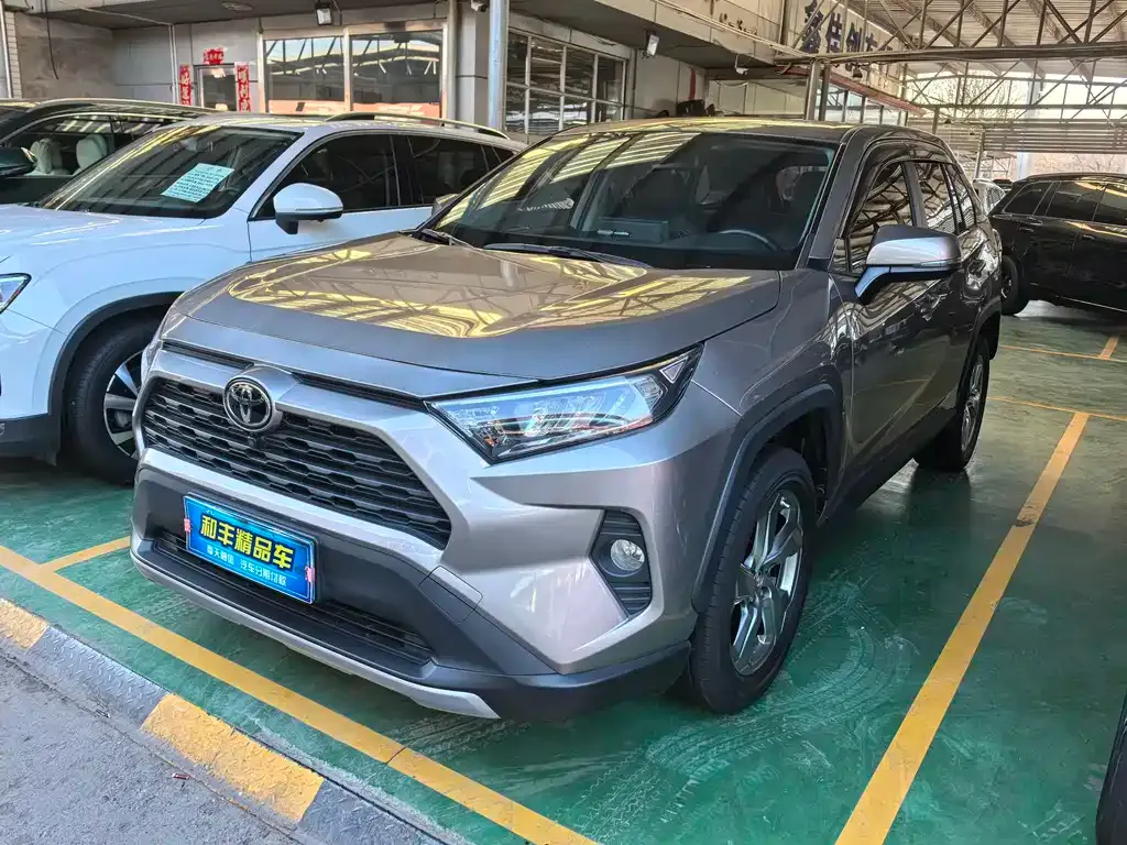 Toyota RAV4 — фото 1