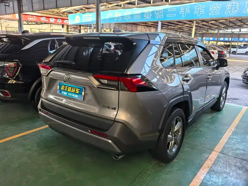 Toyota RAV4 — фото 6