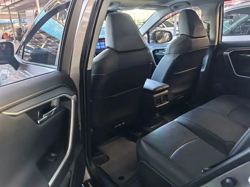 Toyota RAV4 — фото 8