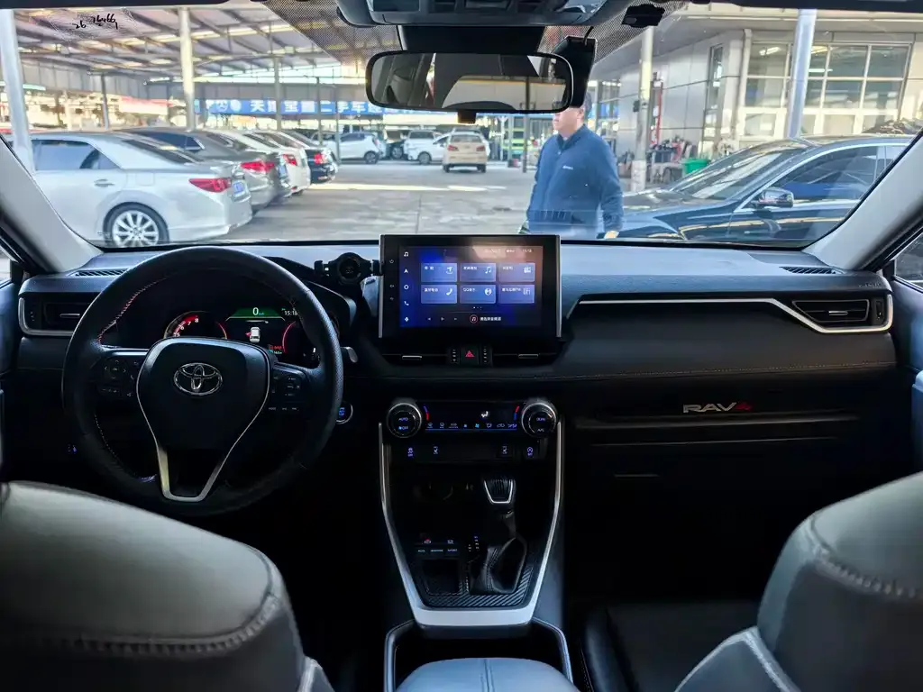 Toyota RAV4 — фото 9